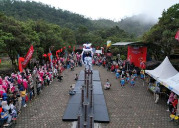Disparbud Bandung Bersama Perhutani Selenggarakan Event Barongsai di Kawah Putih