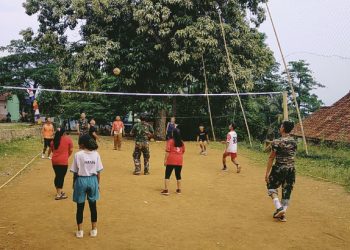 Hari Sumpah Pemuda, Satgas TMMD ke-122 Adakan Pertandingan Bola Volley di Masyarakat
