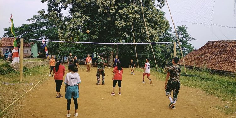 Hari Sumpah Pemuda, Satgas TMMD ke-122 Adakan Pertandingan Bola Volley di Masyarakat
