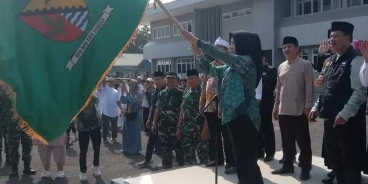 Dukung Ibadah Haji, Ketua DPRD Titipkan Jemaah kepada Petugas
