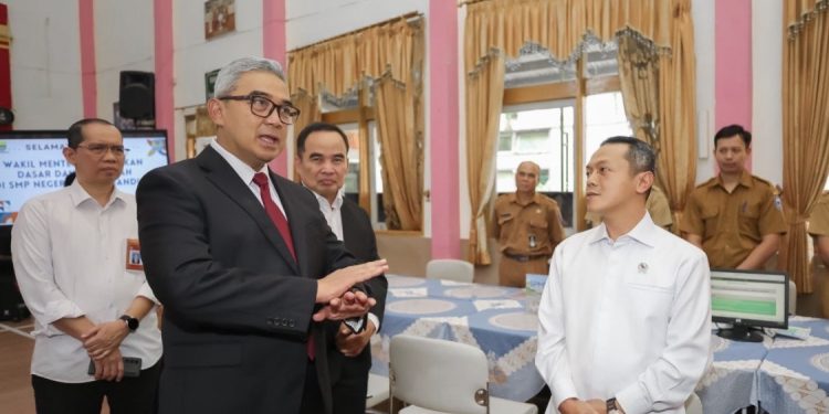 Tinjau SMPN 7 Bandung, Wamendikdasmen Tekankan SPMB Harus Transparan dan Inklusif
