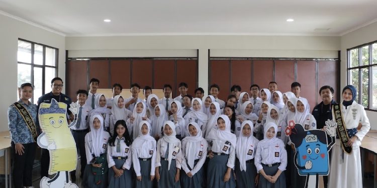Bangkitkan Kesadaran Sejak Dini, Ujang Nyai Goes to School di SMAN 1 Banjaran
