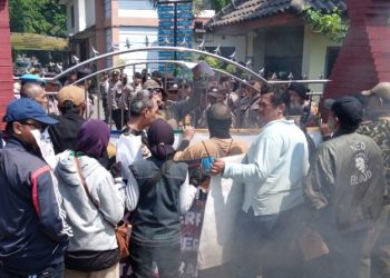 Demo Hentikan Pungli dan Minta Transparansi Dana Sekolah di Cirebon