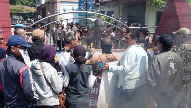 Demo Hentikan Pungli dan Minta Transparansi Dana Sekolah di Cirebon