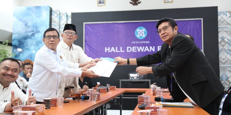 Hendry Ch Daftarkan Calon Ketua Umum PWI Ajak Anggota Bersatu Majukan PWI.