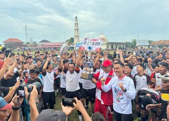 Muchendi Mahzareski Ikuti Pertandingan Final Sepak Bola Antar Desa di Pedamaran