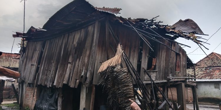 Rumah di Pedamaran VI Runtuh, Warga Selamat dari Terjangan Angin