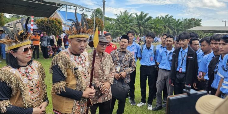 Kado HUT RI ke-80, 56 Warga Air Sugihan Resmi Jadi Karyawan Pulp dan Kertas