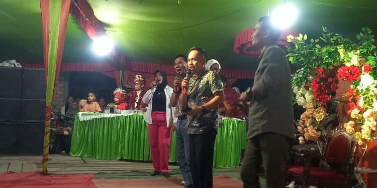 Karaoke HUT RI di Menang Raya Ramai, Camat Ikut Berdansa