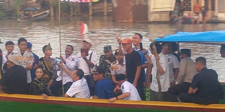 Meriah Bupati Muchendi Ikuti Lomba Kebut Perahu di Pedamaran