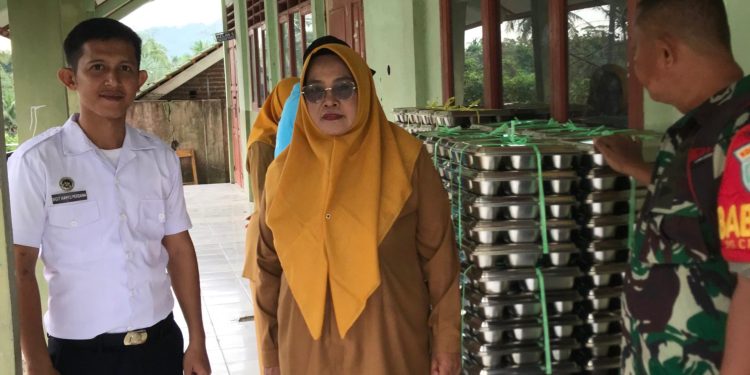 Sekolah Terpencil SDN 4 Kawasen Banjarsari Terima MBG dari Dapur Aroma Lezat