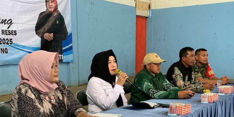 Reses di Pacet, Hj Elin Menerima Keluhan Warga Tentang Air Bersih