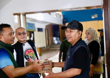 Peduli Banjir Kabupaten Bandung, DPRD Jabar Serahkan Bantuan ke Desa Rancamanyar