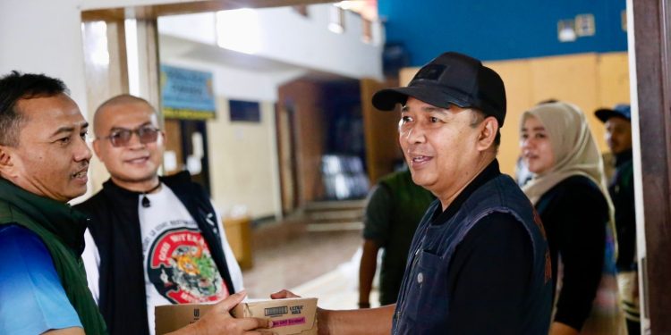 Peduli Banjir Kabupaten Bandung, DPRD Jabar Serahkan Bantuan ke Desa Rancamanyar